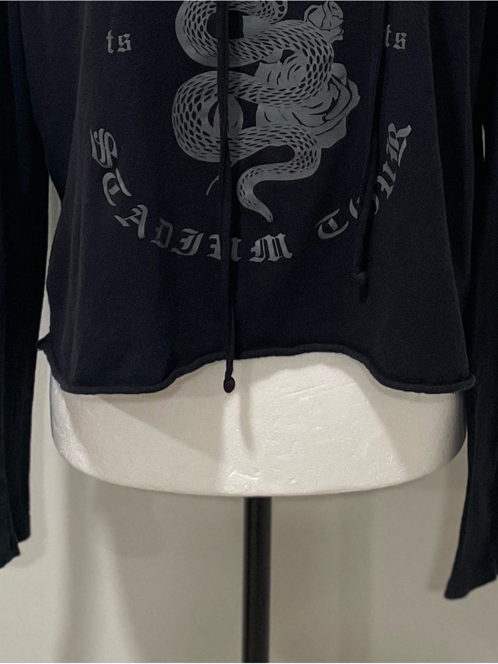 Taylor Swift Reputation Stadium Tour Raw Crop Hem Cut Out Shoulder Edgy Hoodie T - Picture 3 of 11